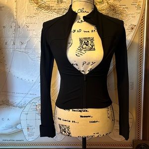 Lululemon women’s black jacket size 2 (XS)